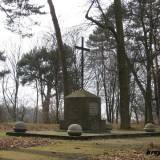 Pomnik na cmentarzu wojennym w Modlinie.